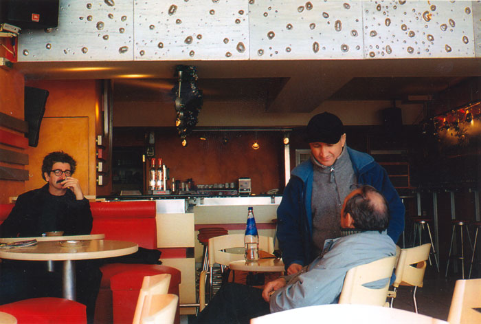 &nbsp;Συνεργάτες&nbsp;του&nbsp;Θόδωρου&nbsp;Αγγελόπουλου&nbsp;κατά&nbsp;τη&nbsp;διάρκεια&nbsp;των&nbsp;γυρισμάτων&nbsp;της&nbsp;ταινίας&nbsp;«Το&nbsp;λιβάδι&nbsp;που&nbsp;δακρύζει»,&nbsp;2004