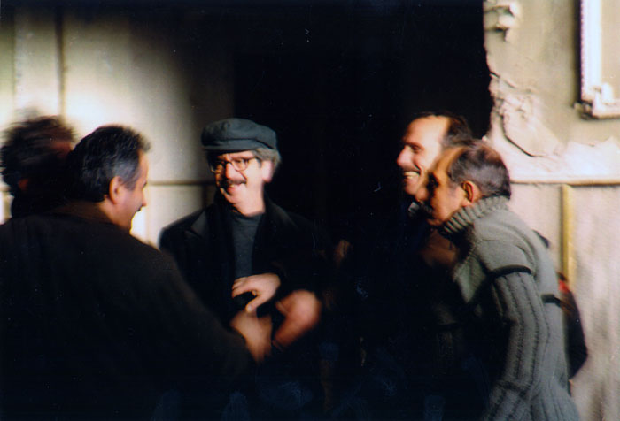 &nbsp;Συνεργάτες&nbsp;του&nbsp;Θόδωρου&nbsp;Αγγελόπουλου&nbsp;κατά&nbsp;τη&nbsp;διάρκεια&nbsp;των&nbsp;γυρισμάτων&nbsp;της&nbsp;ταινίας&nbsp;«Το&nbsp;λιβάδι&nbsp;που&nbsp;δακρύζει»,&nbsp;2004