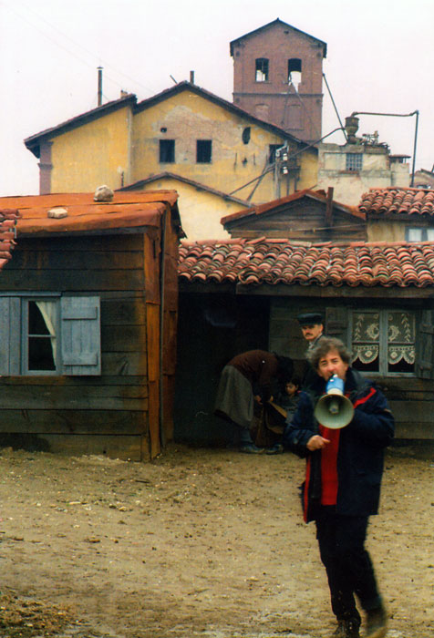 &nbsp;Συνεργάτες&nbsp;του&nbsp;Θόδωρου&nbsp;Αγγελόπουλου&nbsp;κατά&nbsp;τη&nbsp;διάρκεια&nbsp;των&nbsp;γυρισμάτων&nbsp;της&nbsp;ταινίας&nbsp;«Το&nbsp;λιβάδι&nbsp;που&nbsp;δακρύζει»,&nbsp;2004