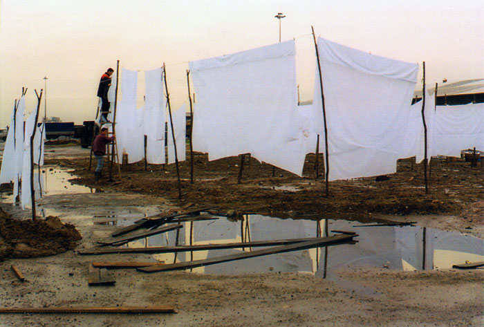 &nbsp;Συνεργάτες&nbsp;του&nbsp;Θόδωρου&nbsp;Αγγελόπουλου&nbsp;κατά&nbsp;τη&nbsp;διάρκεια&nbsp;των&nbsp;γυρισμάτων&nbsp;της&nbsp;ταινίας&nbsp;«Το&nbsp;λιβάδι&nbsp;που&nbsp;δακρύζει»,&nbsp;2004