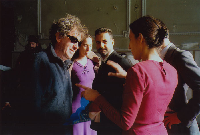 &nbsp;Συνεργάτες&nbsp;του&nbsp;Θόδωρου&nbsp;Αγγελόπουλου&nbsp;κατά&nbsp;τη&nbsp;διάρκεια&nbsp;των&nbsp;γυρισμάτων&nbsp;της&nbsp;ταινίας&nbsp;«Το&nbsp;λιβάδι&nbsp;που&nbsp;δακρύζει»,&nbsp;2004