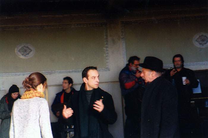 &nbsp;Συνεργάτες&nbsp;του&nbsp;Θόδωρου&nbsp;Αγγελόπουλου&nbsp;κατά&nbsp;τη&nbsp;διάρκεια&nbsp;των&nbsp;γυρισμάτων&nbsp;της&nbsp;ταινίας&nbsp;«Το&nbsp;λιβάδι&nbsp;που&nbsp;δακρύζει»,&nbsp;2004