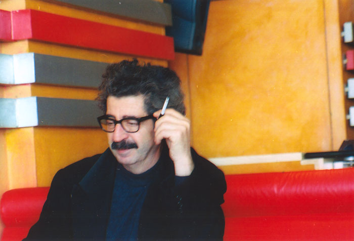 &nbsp;Ο&nbsp;...&nbsp;σε&nbsp;διάλειμμα&nbsp;από&nbsp;τα&nbsp;γυρίσματα&nbsp;της&nbsp;ταινίας&nbsp;«Το&nbsp;λιβάδι&nbsp;που&nbsp;δακρύζει»,&nbsp;2004