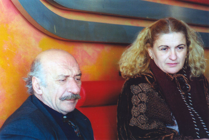 &nbsp;Ο&nbsp;Βασίλης&nbsp;Κολοβός&nbsp;με&nbsp;την&nbsp;...&nbsp;κατά&nbsp;τη&nbsp;διάρκεια&nbsp;των&nbsp;γυρισμάτων&nbsp;της&nbsp;ταινίας&nbsp;«Το&nbsp;λιβάδι&nbsp;που&nbsp;δακρύζει»,&nbsp;2004