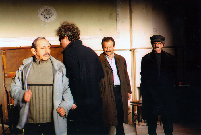 &nbsp;Ο&nbsp;Μιχάλης&nbsp;Γιαννάτος&nbsp;και&nbsp;άλλοι&nbsp;συνεργάτες&nbsp;του&nbsp;Θόδωρου&nbsp;Αγγελόπουλου&nbsp;κατά&nbsp;τη&nbsp;διάρκεια&nbsp;των&nbsp;γυρισμάτων&nbsp;της&nbsp;ταινίας&nbsp;«Το&nbsp;λιβάδι&nbsp;που&nbsp;δακρύζει»,&nbsp;2004