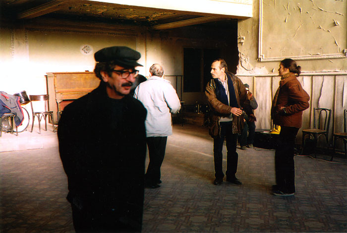 &nbsp;Η&nbsp;Αλεξάνδρα&nbsp;Αϊδίνη&nbsp;και&nbsp;άλλοι&nbsp;συνεργάτες&nbsp;του&nbsp;Θόδωρου&nbsp;Αγγελόπουλου&nbsp;κατά&nbsp;τη&nbsp;διάρκεια&nbsp;των&nbsp;γυρισμάτων&nbsp;της&nbsp;ταινίας&nbsp;«Το&nbsp;λιβάδι&nbsp;που&nbsp;δακρύζει»,&nbsp;2004