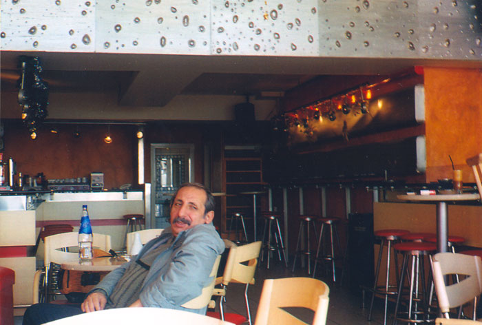 &nbsp;Ο&nbsp;Μιχάλης&nbsp;Γιαννάτος&nbsp;σε&nbsp;διάλειμμα&nbsp;από&nbsp;τα&nbsp;γυρίσματα&nbsp;της&nbsp;ταινίας&nbsp;«Το&nbsp;λιβάδι&nbsp;που&nbsp;δακρύζει»,&nbsp;2004