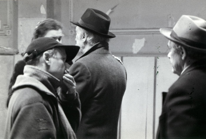 &nbsp;Συνεργάτες&nbsp;του&nbsp;Θόδωρου&nbsp;Αγγελόπουλου&nbsp;κατά&nbsp;τη&nbsp;διάρκεια&nbsp;των&nbsp;γυρισμάτων&nbsp;της&nbsp;ταινίας&nbsp;«Το&nbsp;λιβάδι&nbsp;που&nbsp;δακρύζει»,&nbsp;2004