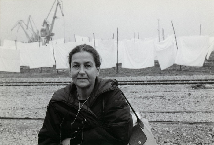 &nbsp;Η&nbsp;Φοίβη&nbsp;Οικονομοπούλου&nbsp;κατά&nbsp;τη&nbsp;διάρκεια&nbsp;των&nbsp;γυρισμάτων&nbsp;της&nbsp;ταινίας&nbsp;«Το&nbsp;λιβάδι&nbsp;που&nbsp;δακρύζει»,&nbsp;2004