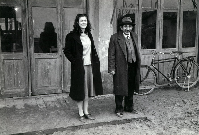 &nbsp;Η&nbsp;Αλεξάνδρα&nbsp;Αϊδίνη&nbsp;και&nbsp;ο&nbsp;Μιχάλης&nbsp;Γιαννάτος&nbsp;κατά&nbsp;τη&nbsp;διάρκεια&nbsp;των&nbsp;γυρισμάτων&nbsp;της&nbsp;ταινίας&nbsp;«Το&nbsp;λιβάδι&nbsp;που&nbsp;δακρύζει»,&nbsp;2004