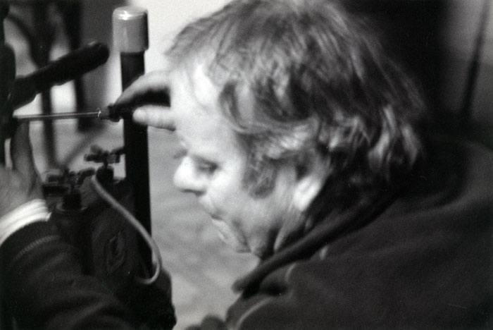 &nbsp;Τεχνικός&nbsp;συνεργάτης&nbsp;του&nbsp;Θόδωρου&nbsp;Αγγελόπουλου&nbsp;κατά&nbsp;τη&nbsp;διάρκεια&nbsp;των&nbsp;γυρισμάτων&nbsp;της&nbsp;ταινίας&nbsp;«Το&nbsp;λιβάδι&nbsp;που&nbsp;δακρύζει»,&nbsp;2004