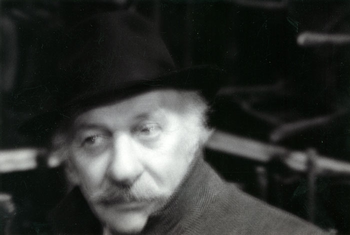 &nbsp;Ο&nbsp;Βασίλης&nbsp;Κολοβός&nbsp;κατά&nbsp;τη&nbsp;διάρκεια&nbsp;των&nbsp;γυρισμάτων&nbsp;της&nbsp;ταινίας&nbsp;«Το&nbsp;λιβάδι&nbsp;που&nbsp;δακρύζει»,&nbsp;2004