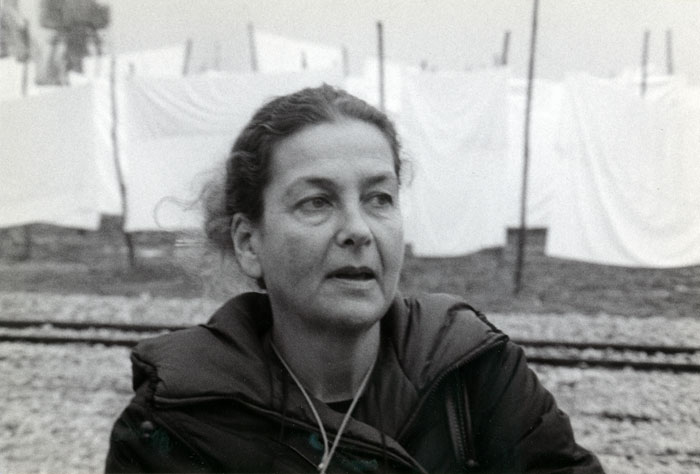 &nbsp;Η&nbsp;Φοίβη&nbsp;Οικονομοπούλου&nbsp;κατά&nbsp;τη&nbsp;διάρκεια&nbsp;των&nbsp;γυρισμάτων&nbsp;της&nbsp;ταινίας&nbsp;«Το&nbsp;λιβάδι&nbsp;που&nbsp;δακρύζει»,&nbsp;2004