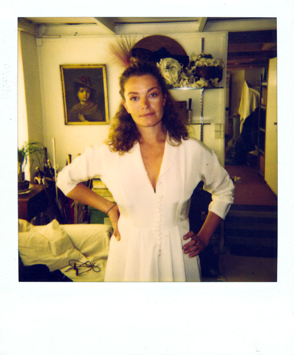 &nbsp;Η&nbsp;Isabelle&nbsp;Renauld&nbsp;σε&nbsp;δοκιμαστική&nbsp;πρόβα&nbsp;για&nbsp;τις&nbsp;ανάγκες&nbsp;της&nbsp;ταινίας&nbsp;«Μια&nbsp;αιωνιότητα&nbsp;και&nbsp;μια&nbsp;μέρα»,&nbsp;1998