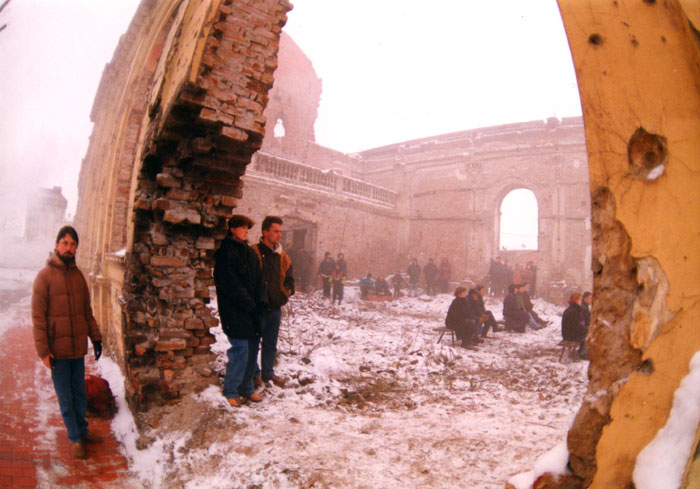 &nbsp;Συνεργάτες&nbsp;του&nbsp;Θόδωρου&nbsp;Αγγελόπουλου&nbsp;κατά&nbsp;τη&nbsp;διάρκεια&nbsp;των&nbsp;γυρισμάτων&nbsp;της&nbsp;ταινίας&nbsp;«Μια&nbsp;αιωνιότητα&nbsp;και&nbsp;μια&nbsp;μέρα»&nbsp;(;),&nbsp;1998