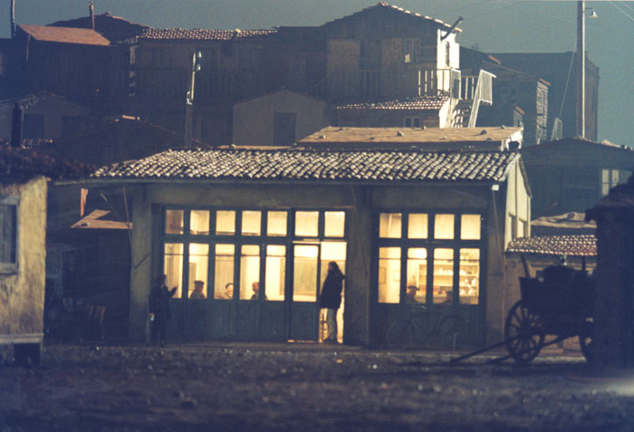 &nbsp;Συνεργάτες&nbsp;του&nbsp;Θόδωρου&nbsp;Αγγελόπουλου&nbsp;κατά&nbsp;τη&nbsp;διάρκεια&nbsp;των&nbsp;γυρισμάτων&nbsp;της&nbsp;ταινίας&nbsp;«Το&nbsp;λιβάδι&nbsp;που&nbsp;δακρύζει»,&nbsp;Φωτορεπορτάζ&nbsp;&nbsp;Ελληνικού&nbsp;&nbsp;και&nbsp;Ξένου&nbsp;Τύπου