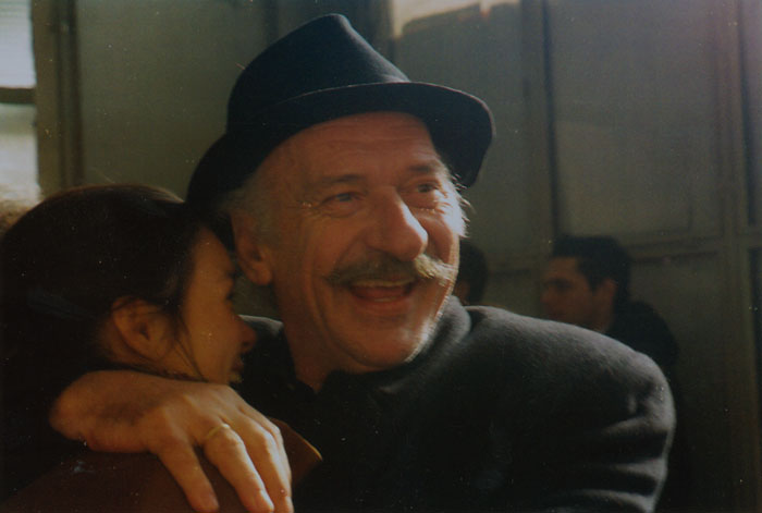 &nbsp;Ο&nbsp;Νίκος&nbsp;Κολοβός&nbsp;και&nbsp;η&nbsp;Αλεξάνδρα&nbsp;Αϊδίνη&nbsp;κατά&nbsp;τη&nbsp;διάρκεια&nbsp;των&nbsp;γυρισμάτων&nbsp;της&nbsp;ταινίας&nbsp;«Το&nbsp;λιβάδι&nbsp;που&nbsp;δακρύζει»,&nbsp;2004