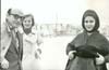 Ο Θόδωρος Αγγελόπουλος με την Τούλα Σταθοπούλου και την ... κατά τη διάρκεια των γυρισμάτων της ταινίας «Αναπαράσταση», 1969