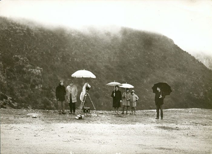 Theo&nbsp;Angelopoulos&nbsp;mit&nbsp;seinen&nbsp;Mitarbeitenden&nbsp;während&nbsp;Dreharbeiten&nbsp;zum&nbsp;Film&nbsp;«Die&nbsp;Wanderschauspieler»,&nbsp;1974.