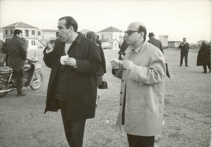 Theo&nbsp;Angelopoulos&nbsp;mit&nbsp;einem&nbsp;Freund&nbsp;in&nbsp;Rio&nbsp;auf&nbsp;der&nbsp;Suche&nbsp;nach&nbsp;Drehplätzen&nbsp;für&nbsp;den&nbsp;Film&nbsp;«Die&nbsp;Rekonstruktion»,&nbsp;1969.