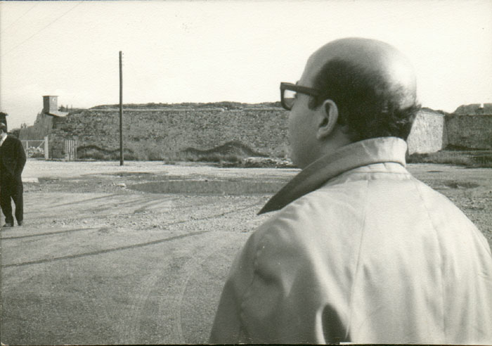 Theo&nbsp;Angelopoulos&nbsp;sucht&nbsp;in&nbsp;Rio&nbsp;Drehplätze&nbsp;für&nbsp;den&nbsp;Film&nbsp;«Die&nbsp;Rekonstruktion»,&nbsp;1969.