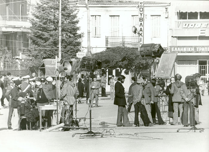 Theo&nbsp;Angelopoulos&nbsp;mit&nbsp;seinen&nbsp;Mitarbeitenden&nbsp;während&nbsp;Dreharbeiten&nbsp;zum&nbsp;Film&nbsp;«Die&nbsp;Jäger»,&nbsp;Organismo&nbsp;Fotoperiodismo&nbsp;O.E.,&nbsp;1976.