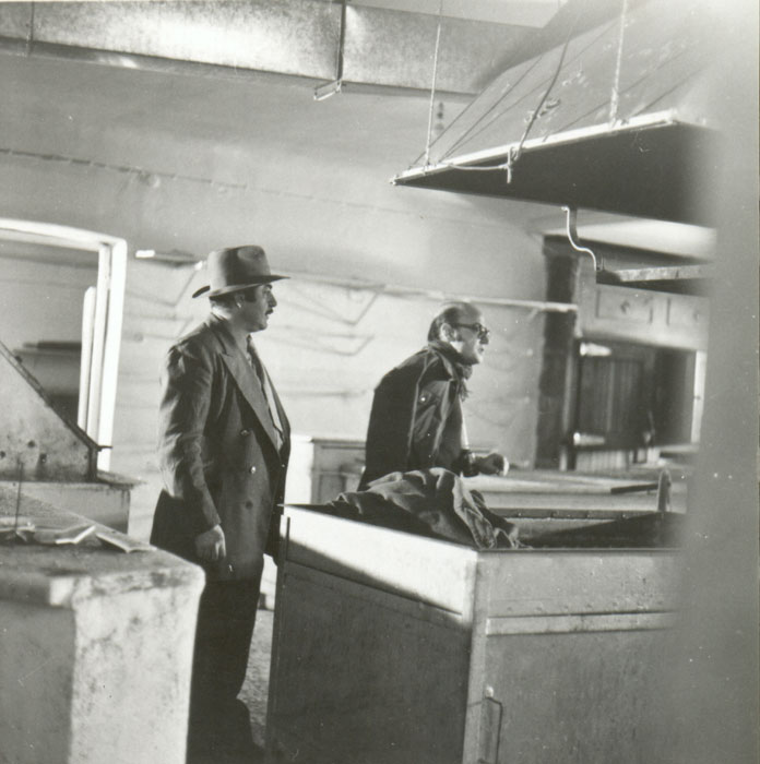 Theo&nbsp;Angelopoulos&nbsp;mit&nbsp;seinen&nbsp;Mitarbeitenden&nbsp;während&nbsp;Dreharbeiten&nbsp;zum&nbsp;Film&nbsp;«Die&nbsp;Jäger»,&nbsp;Organismo&nbsp;Fotoperiodismo&nbsp;O.E.,&nbsp;1976.