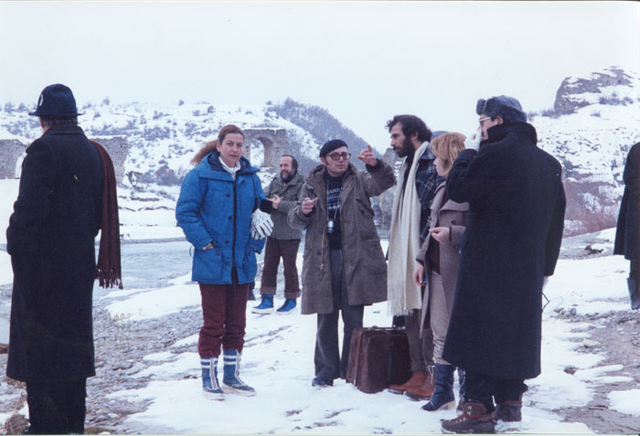 Theo&nbsp;Angelopoulos&nbsp;und&nbsp;Phoebe&nbsp;Eonomopoulos&nbsp;mit&nbsp;Mitarbeitenden&nbsp;während&nbsp;den&nbsp;Dreharbeiten&nbsp;zum&nbsp;Film&nbsp;«Der&nbsp;grosse&nbsp;Alexander»,&nbsp;Photo:&nbsp;Dimitris&nbsp;Sofikidis,&nbsp;1979.