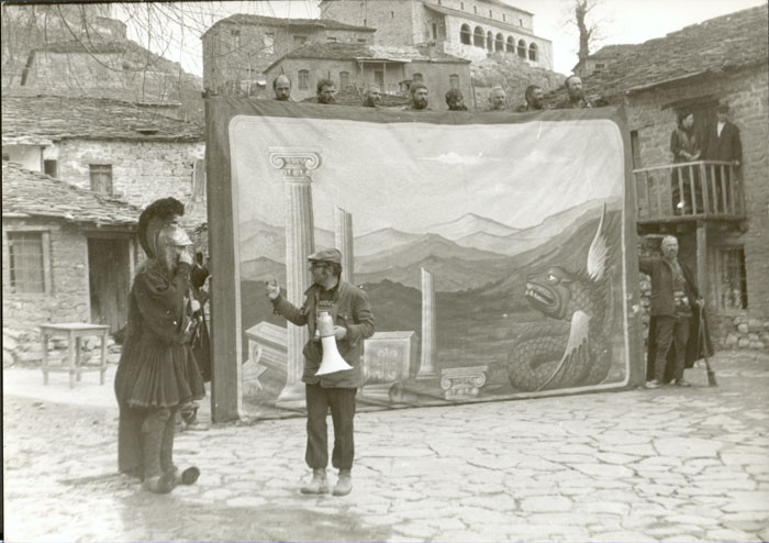 Theo&nbsp;Angelopoulos&nbsp;mit&nbsp;seinen&nbsp;Mitarbeitenden&nbsp;während&nbsp;Dreharbeiten&nbsp;zum&nbsp;Film&nbsp;«Der&nbsp;grosse&nbsp;Alexander»,&nbsp;1979.