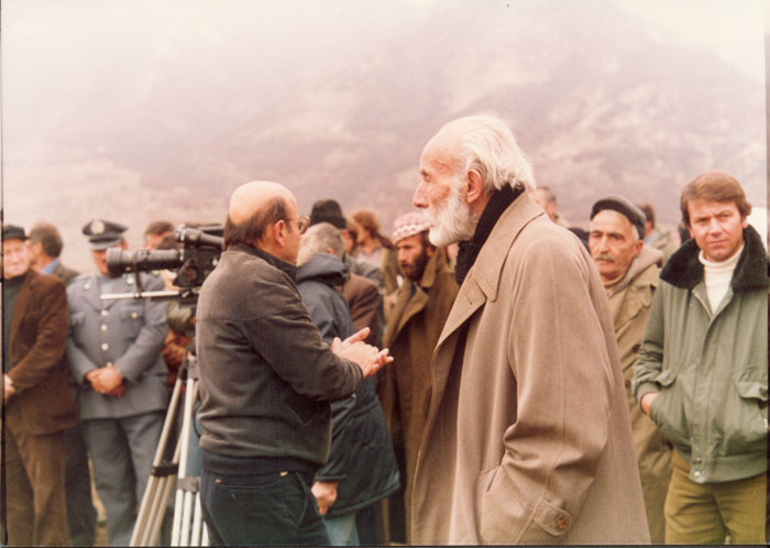 Theo&nbsp;Angelopoulos&nbsp;mit&nbsp;Manos&nbsp;Katrakis&nbsp;und&nbsp;Mitarbeitenden&nbsp;während&nbsp;den&nbsp;Dreharbeiten&nbsp;zum&nbsp;Film&nbsp;«Reise&nbsp;nach&nbsp;Kithera».