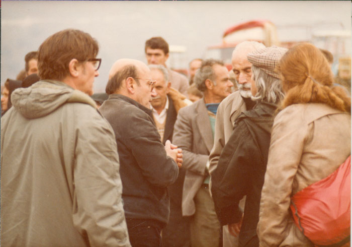 Theo&nbsp;Angelopoulos&nbsp;mit&nbsp;Manos&nbsp;Katrakis&nbsp;und&nbsp;Mitarbeitenden&nbsp;während&nbsp;der&nbsp;Dreharbeiten&nbsp;zum&nbsp;Film&nbsp;«Reise&nbsp;nach&nbsp;Kithera».