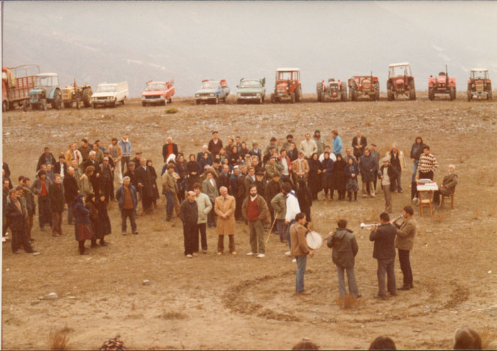Theo&nbsp;Angelopoulos&nbsp;mit&nbsp;seinen&nbsp;Mitarbeitenden&nbsp;während&nbsp;der&nbsp;Dreharbeiten&nbsp;zum&nbsp;Film&nbsp;«Reise&nbsp;nach&nbsp;Kithera».