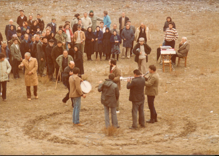 Theo&nbsp;Angelopoulos&nbsp;mit&nbsp;seinen&nbsp;Mitarbeitenden&nbsp;während&nbsp;der&nbsp;Dreharbeiten&nbsp;zum&nbsp;Film&nbsp;«Reise&nbsp;nach&nbsp;Kithera».