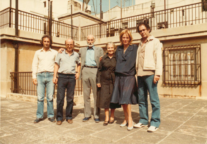 Theo&nbsp;Angelopoulos&nbsp;und&nbsp;Mitarbeitende&nbsp;während&nbsp;der&nbsp;Dreharbeiten&nbsp;zum&nbsp;Film&nbsp;«Reise&nbsp;nach&nbsp;Kithera».